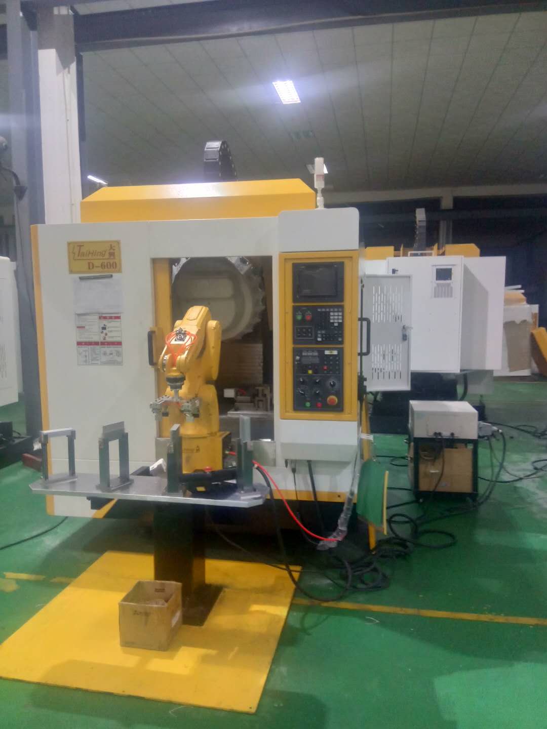 高速钻孔攻牙机D-600 (带机械手，全自动上下料）